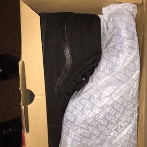 I’m selling these Ward HI( Canvas) Vans